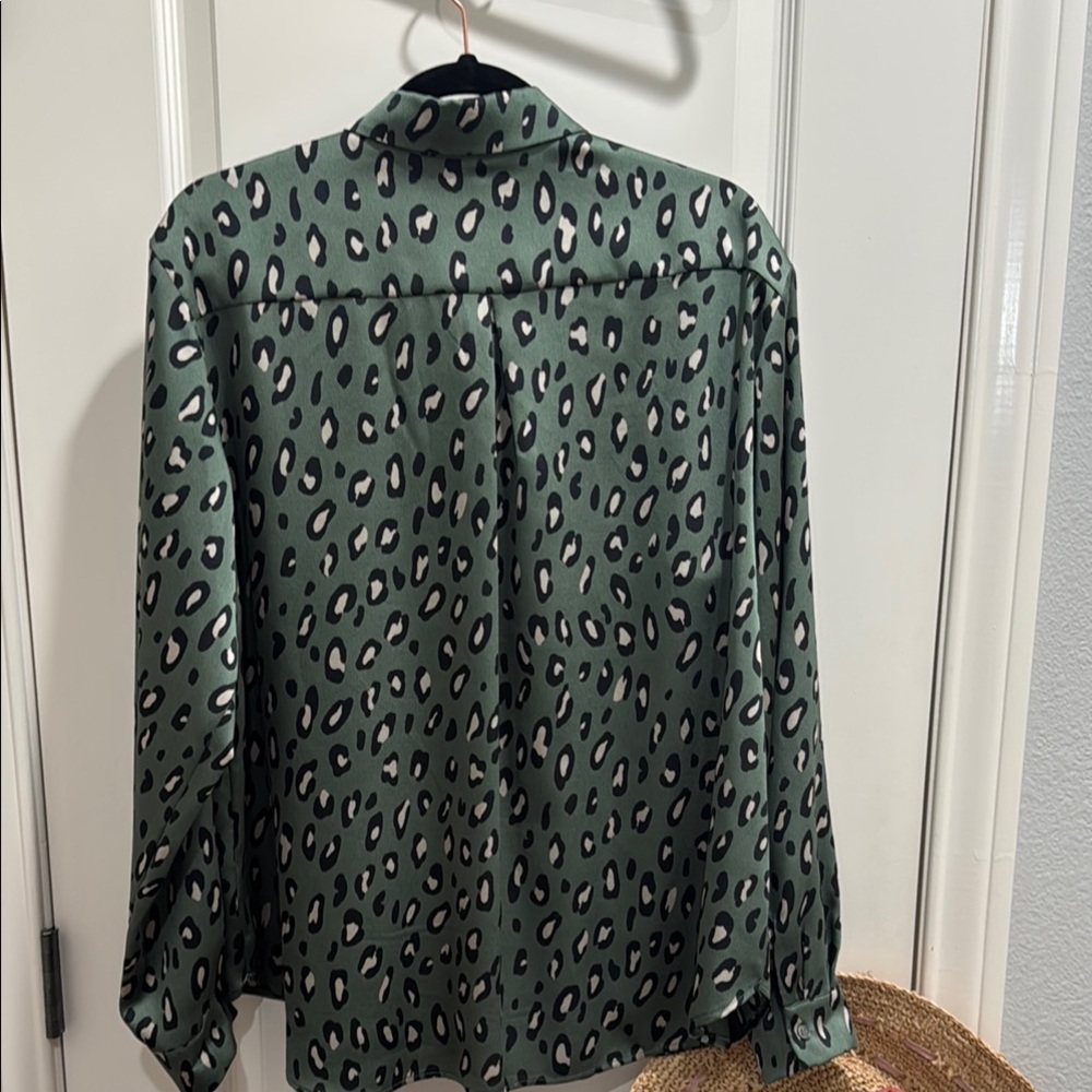 ! EUC Pleione Satin Green Leopard Print Button Front Blouse w Front Flap Pocket! - Picture 7 of 7